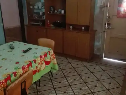 Casa 8 ambientes con 2 baños