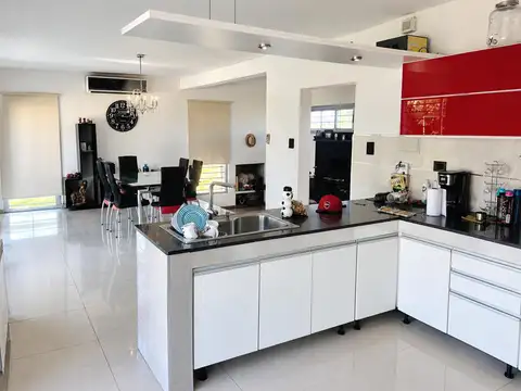 Casa en Venta con 4 cocheras