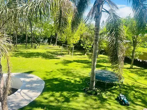 VENTA – CASA DE 2 DORMITORIOS CON PARQUE Y PILETA - HOSTAL DEL SOL FISHERTON