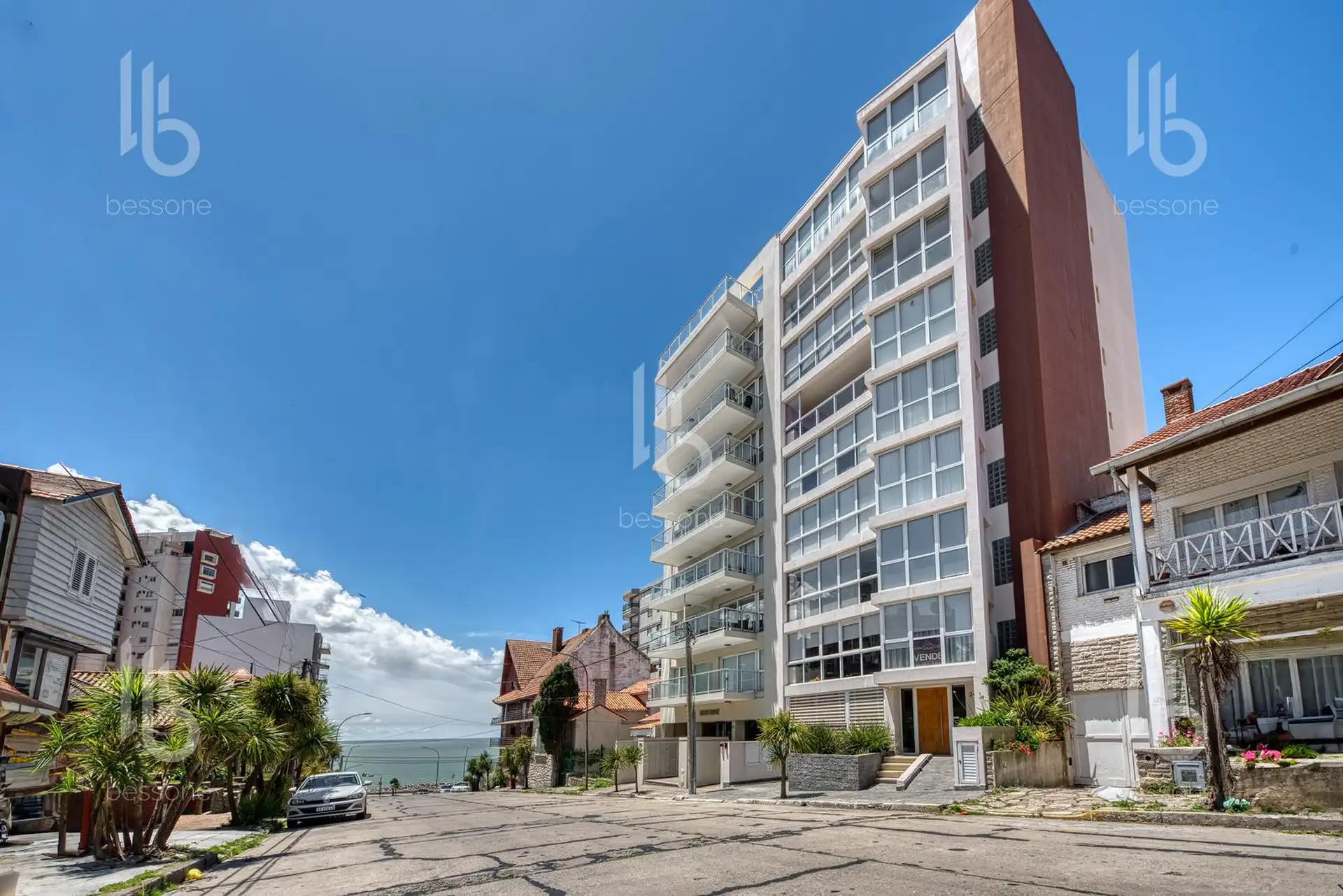 Depto 3 amb, 92m² con cochera doble y amplio estar — Varese