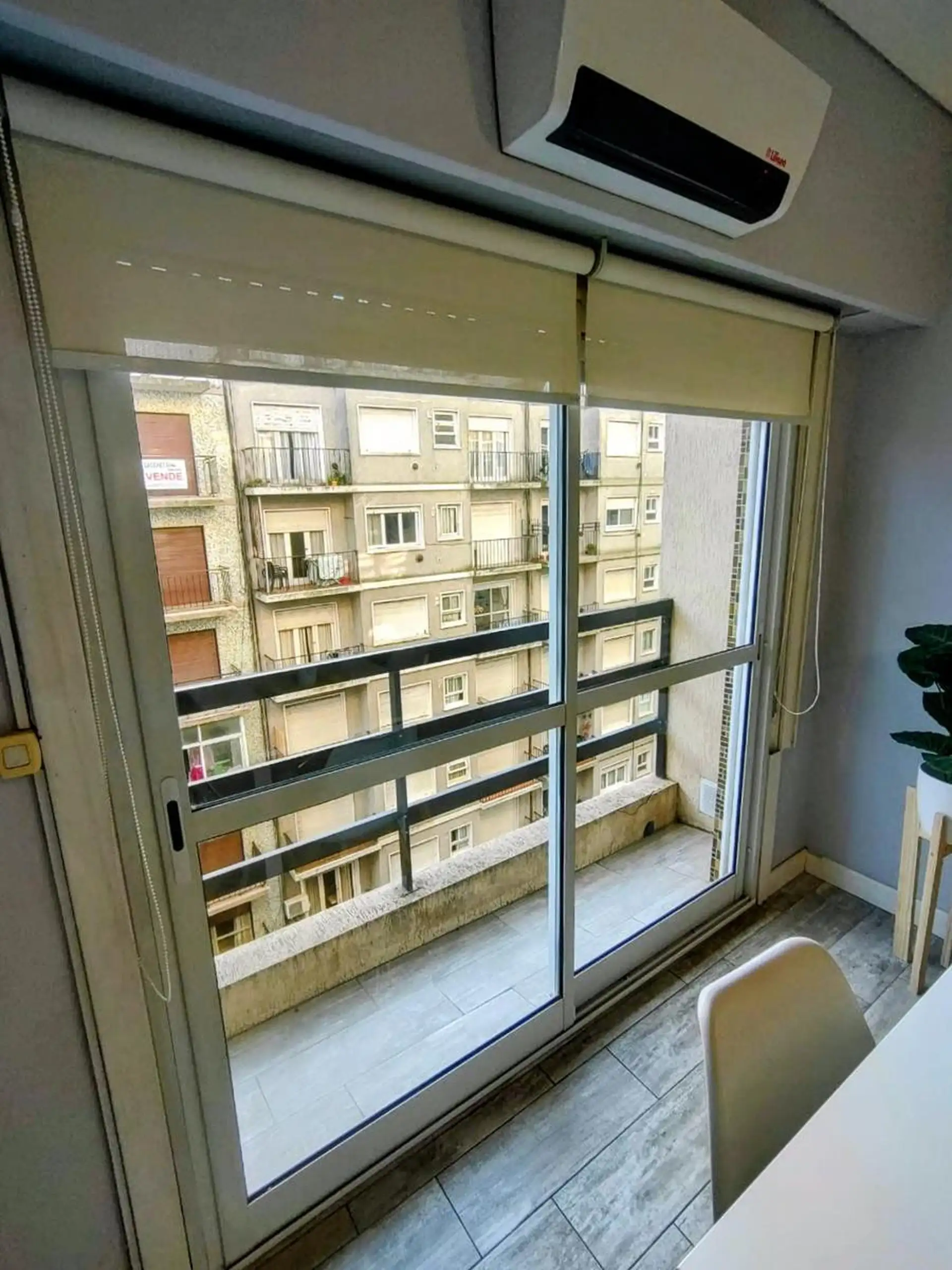 Departamento 1 ambiente con balcón al frente en zona Plaza Colón