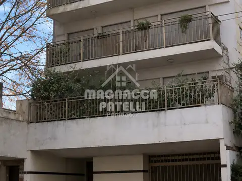 EXCELENTE DEPTO DE 3 AMB AL FRENTE CON BALCON Y COCHERA 