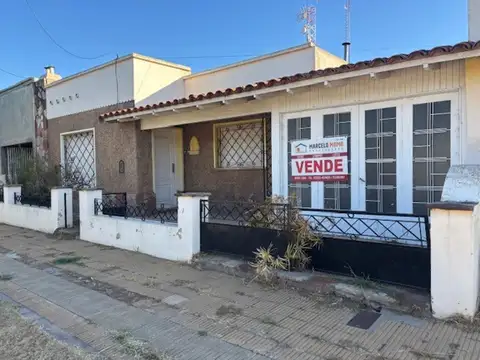 Oportunidad de inversión en Santa Lucía, casa con 2 lotes.