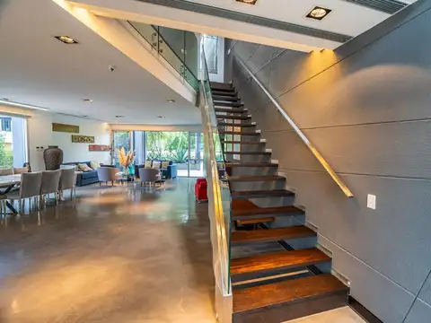 Casa en Venta con 5 cocheras