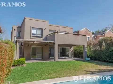 Casa 7 ambientes con 2 baños