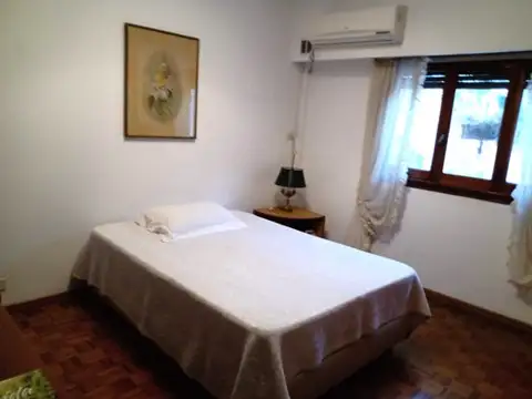 HERMOSA CASA CON COCHERA, PARQUE Y QUINCHO. BERNAL OESTE.  NUEVO PRECIO 