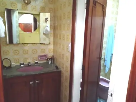 HERMOSA CASA CON COCHERA, PARQUE Y QUINCHO. BERNAL OESTE.  NUEVO PRECIO 