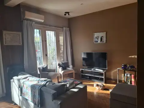 Casa 6 ambientes con 2 baños