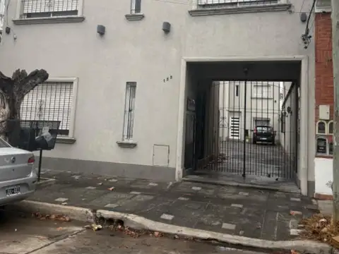 2 Amb. Impecable con Cochera y Patio - BAJAS EXPENSAS !