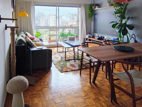 Soñado 3 Ambientes con Vista Inigualable Al Verde de La Plaza y Balcón – Reciclado a Nuevo