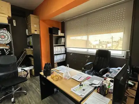 Galpon con oficinas y terraza.