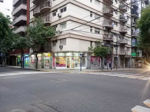 VENTA “ La Gran Esquina” Local en esquina en Balvanera | Gran frente comercial TRIPLE + Bajas expens