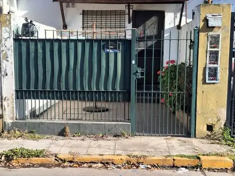 Departamento al frente a 2 cuadras de Estación Merlo con todos los servicios.