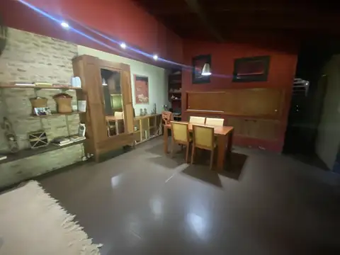 RUSTICA Y CONFORTABLE PROPIEDAD SOBRE GRAN LOTE DE 20X100 EN EXCXELENTE ZONA DE VILLA ELISA.