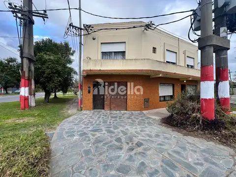Propiedad con dos viviendas, local independiente y cochera – Uso mixto