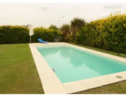 Casa en Alquiler con 2 cocheras