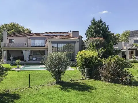 Casa 9 ambientes con 3 baños