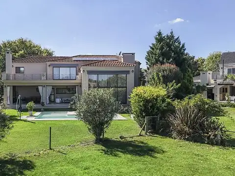Casa 9 ambientes con 3 baños