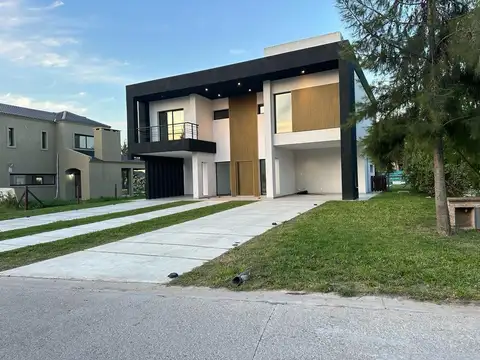 Casa en venta - 3 Dormitorios 3 Baños - Cochera - 687Mts2 - San Vicente