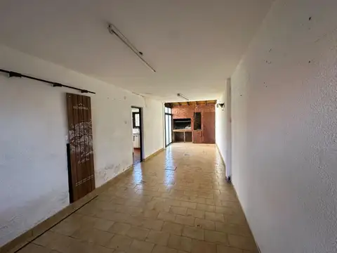Chalet 4 ambientes con patio y cochera