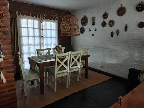 Casa 4 ambientes con 2 baños