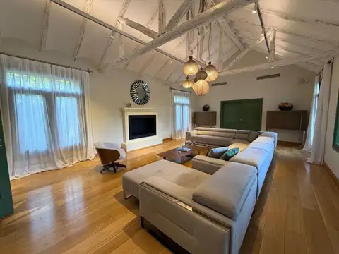 Casa 8 ambientes con 7 baños
