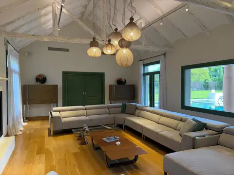 Casa en Venta con 3 cocheras