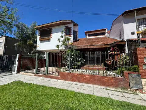 Amplio Chalet de 4 amb con jardín+cochera en Olivos