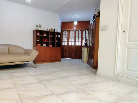 Venta casa quinta en La Reja. 5 ambientes con parque, piscina, garage y parrilla.
