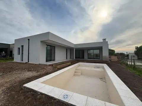 Casa en Alquiler con 2 cocheras