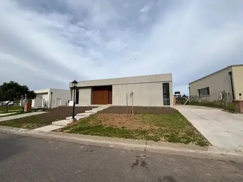 Hermosa Casa En Alquiler En San Sebastian