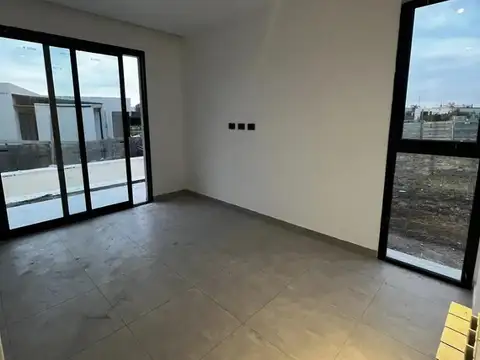 Casa en Alquiler con 2 cocheras