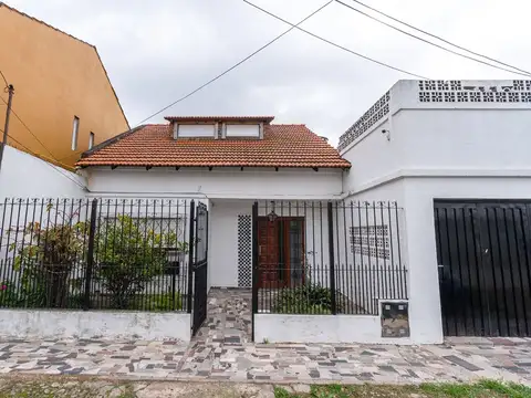 VENTA AMPLIA CASA C/COCHERA Y JARDIN - WILDE