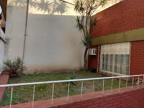 Excelente casa con jardín en Liniers