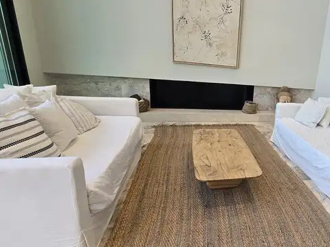 Casa en Alquiler con 2 cocheras