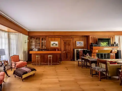 Casa 8 ambientes con 6 baños