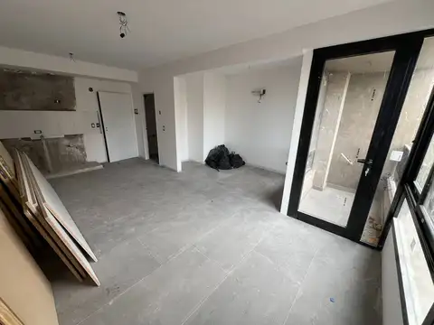 Sarandi 1000, Piso 1