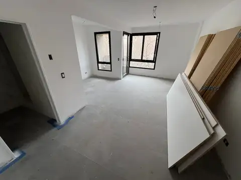 Sarandi 1000, Piso 1