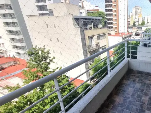 Al Frente .2 Ambientes(Amplios) C/ Cochera fija cubierta  y Balcón. Muy Luminoso .