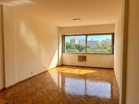 Monoambiente amplio y luminoso con vista abierta a Plaza Libertad - apto profesional