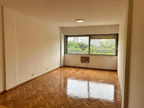Monoambiente amplio y luminoso con vista abierta a Plaza Libertad - apto profesional