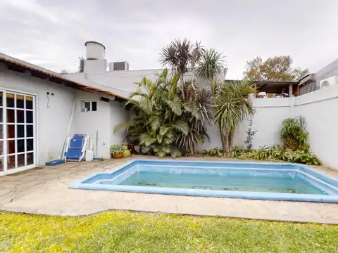 Casa en Venta de 5 Ambientes en Villa Adelina con Jardín, Pileta y Cochera