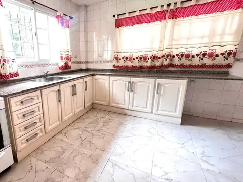 Casa 4 ambientes con 2 baños