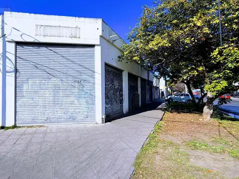 Amplio local comercial de 135 m² con oficina y cocina en alquiler en el centro de Castelar