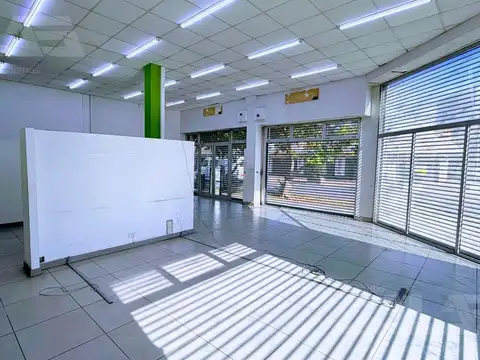 Amplio local comercial de 135 m² con oficina y cocina en alquiler en el centro de Castelar