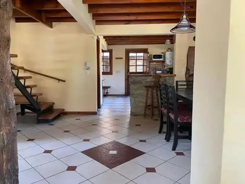Casa en Alquiler con 2 cocheras
