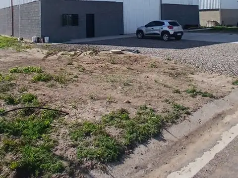 Galpon en venta de 700 m2 - Terreno de 1590 m2 - Parque Industrial Punto 53 - Unquillo - Escucha oferta
