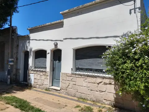 Casa 2 dormitorios- Berisso centro.