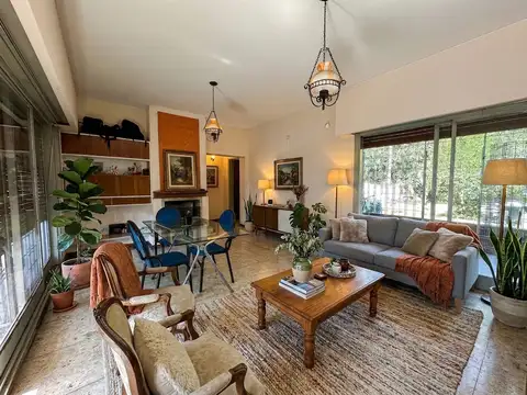 Casa 2 ambientes con cochera en venta en Villa De Mayo