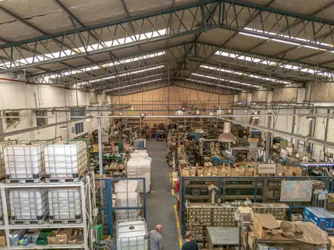 VENTA DEPOSITO TRIANGULO 2900 METROS ZONIF. INDUS